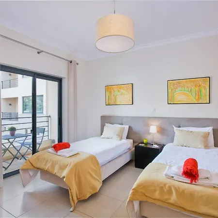 Stylish Holiday Apartment, Central Lagos, Algarve Daire